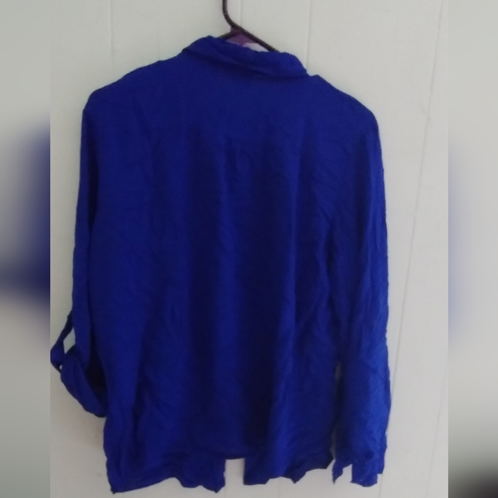 Blue, med. Long sleeve button up shirt